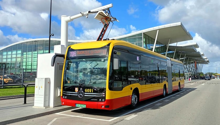 Nowy elektryczny Mercedes na przystanku „Port Lotniczy”