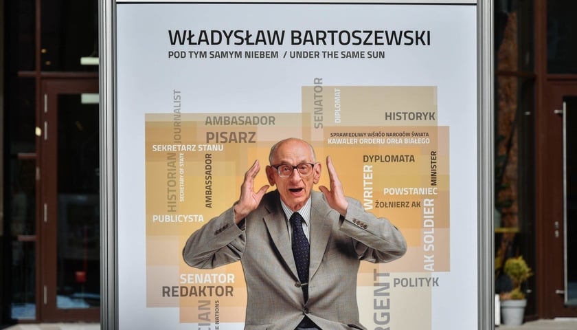 Wystawa poświęcona Władysławowi Bartoszewskiemu na wrocławskim Rynku