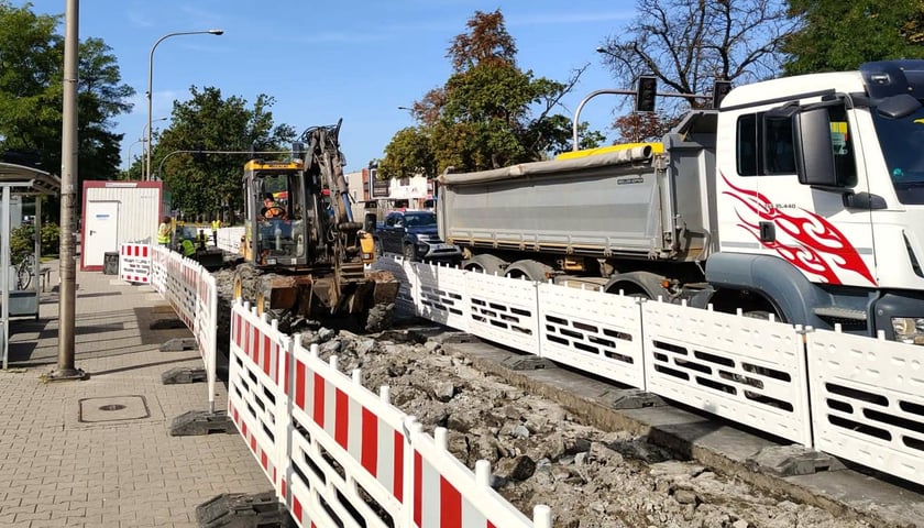 Remont zatoki autobusowej na ulicy Krzywoustego na przystanku „Brücknera”