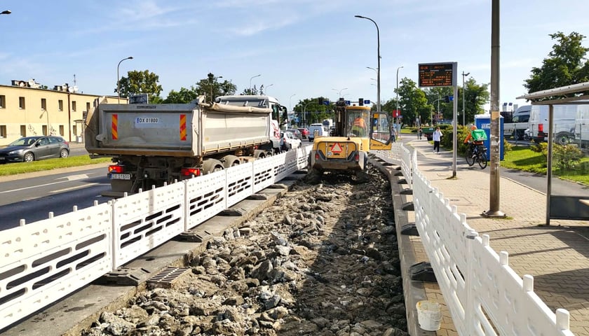 Remont zatoki autobusowej na ulicy Krzywoustego na przystanku „Brücknera”
