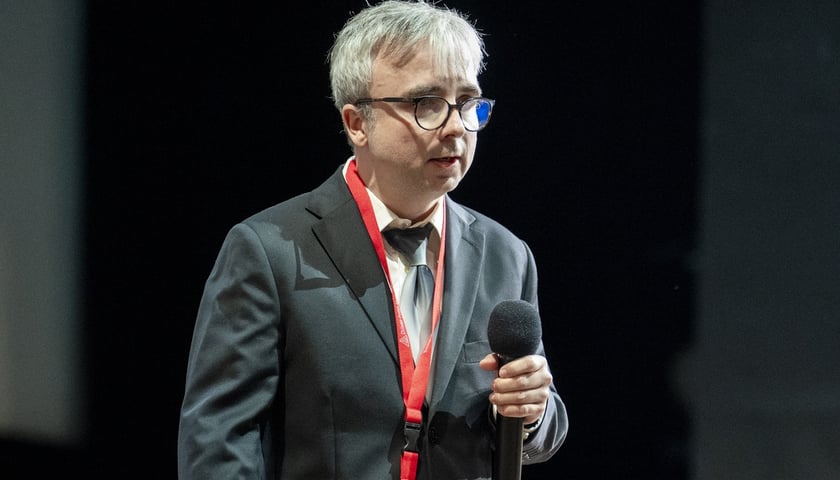 Prof. Marcin Sabok z McGill University w Montrealu laureatem The Ryll-Nardzewski Prize ustanowionej przez Prezydenta Wrocławia. Na zdjęciu mężczyzna w garniturze mówi do mikrofonu