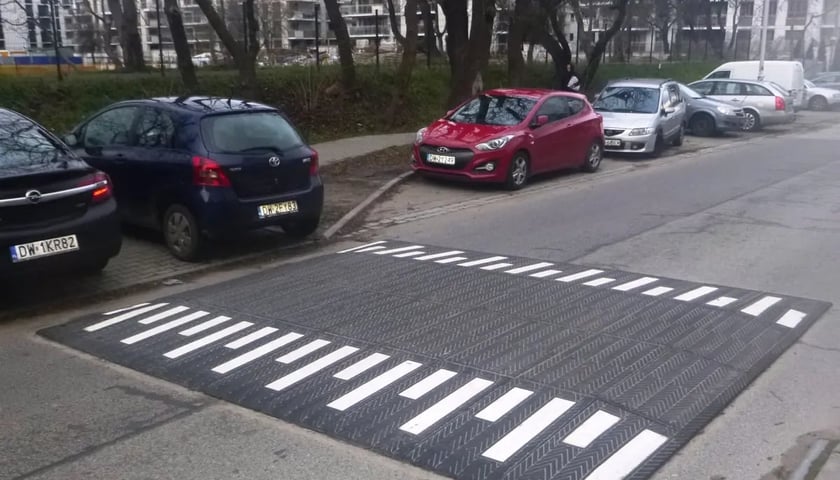 Próg zwalniający przy ul. Pięknej