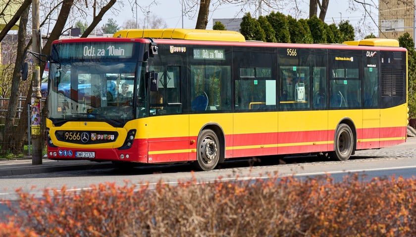 Autobus aglomeracyjny - zdjęcie ilustracyjne  