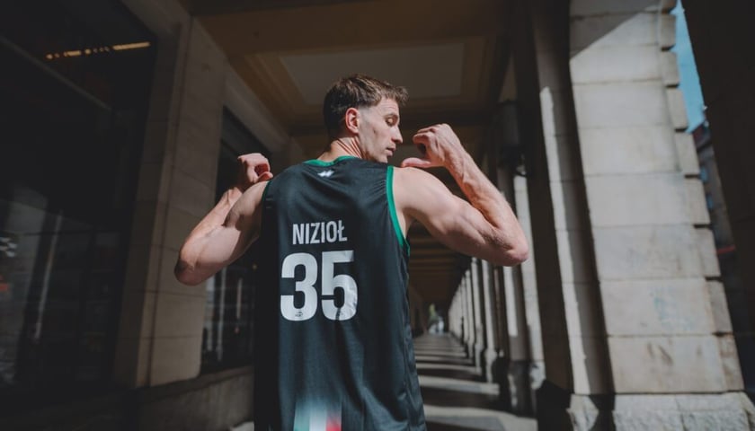 Koszykarz Jakub Nizioł, prezentujący pod arkadami nową, czarną koszulkę na mecze wyjazdowe Śląska Wrocław w polskiej ekstraklasie (Orlen Basket Lidze)