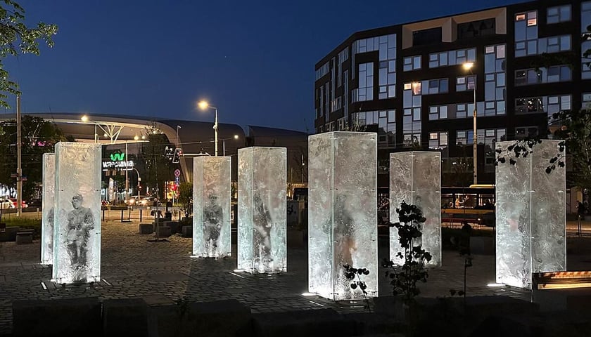 Pomnik Żołnierzy Niezłomnych, widok po zmroku