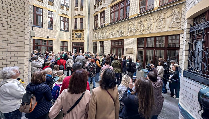 Kobiety zgromadzone w jednej z uliczek Wrocławia.