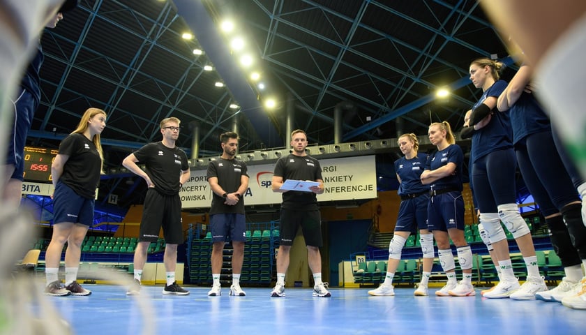 Siatkarki i trenerzy drużyny #VolleyWrocław w Hali Orbita podczas przygotowań do nowego sezonu Tauron Ligi Kobiet.
