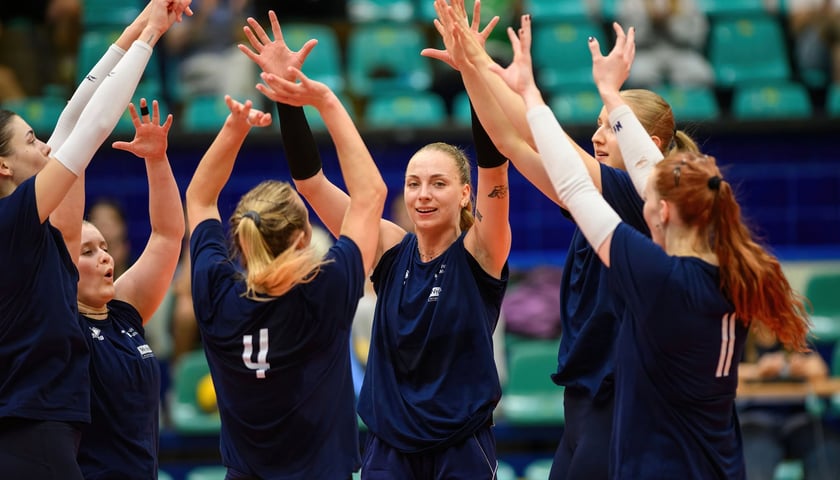 Siatkarki Volley Wrocław cieszą się po zdobyciu punktu w meczu sparingowym z drużyną UNI Opole rozegranym w Hali Orbita