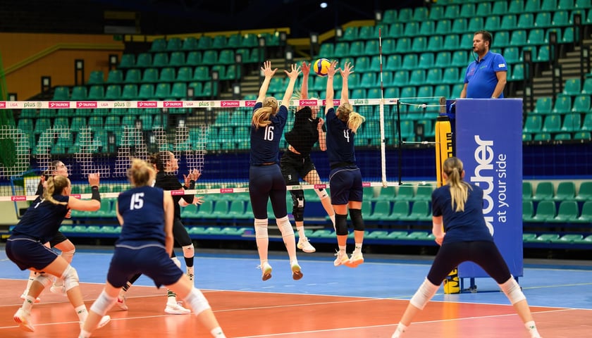 Ostra walka przy siatce w meczu sparingowym siatkarek Volley Wrocław z drużyną UNI Opole w Hali Orbita, zakończonym wygraną Wrocławianek 3:2