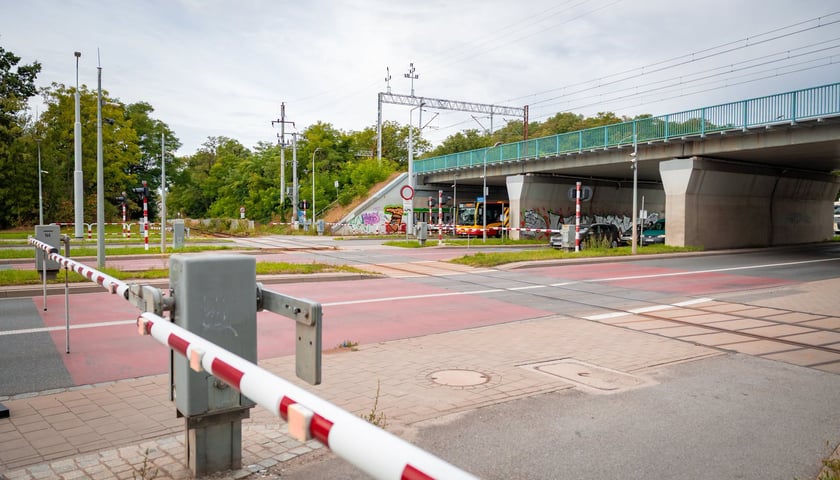<p>Wyniesienie linii kolejowej 285 nad ul. Bardzką</p>