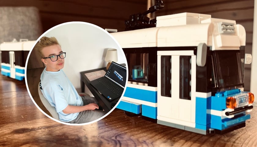 Na dużym zdjęciu model tramwaju Protram 205 WrAs z klocków Lego, a na małym, w kółku, autor projektu Jan Mizgalski 