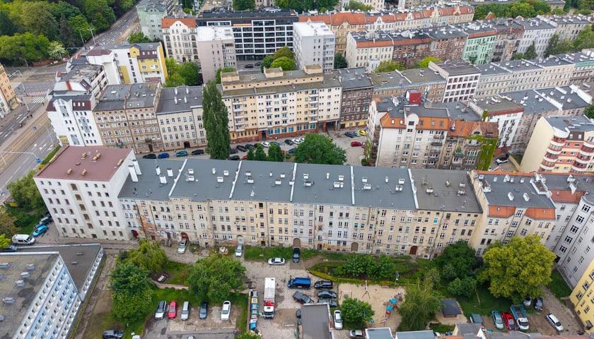 Widok na kamienice przy ul. Sępa-Szarzyńskiego z drona. Część z nich zostanie wyremontowana.