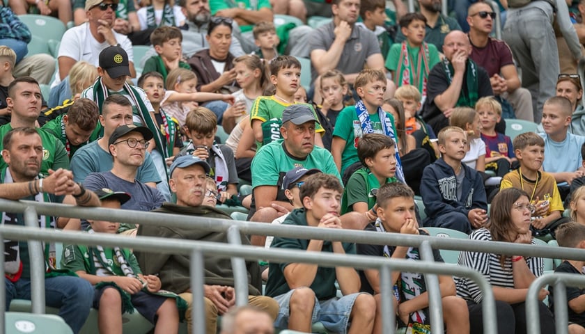 Kobiety, mężczyźni i dzieci na trybunach stadionu. Śląsk Wrocław – Korona Kielce 1:2