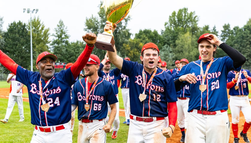 Drużyna Barons Wrocław mistrzem Polski. Wrocławianie w niedzielę 13 września zwyciężyli w finale Polskiej Ligi Baseballa. 