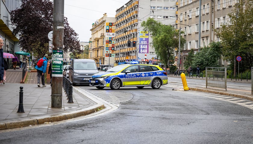 Akcja służb przy ul. Rejtana, po odkryciu na poddaszu kamienicy niewybuchu z czas&oacute;w II wojny światowej.Wrocław, 14.09.2026.