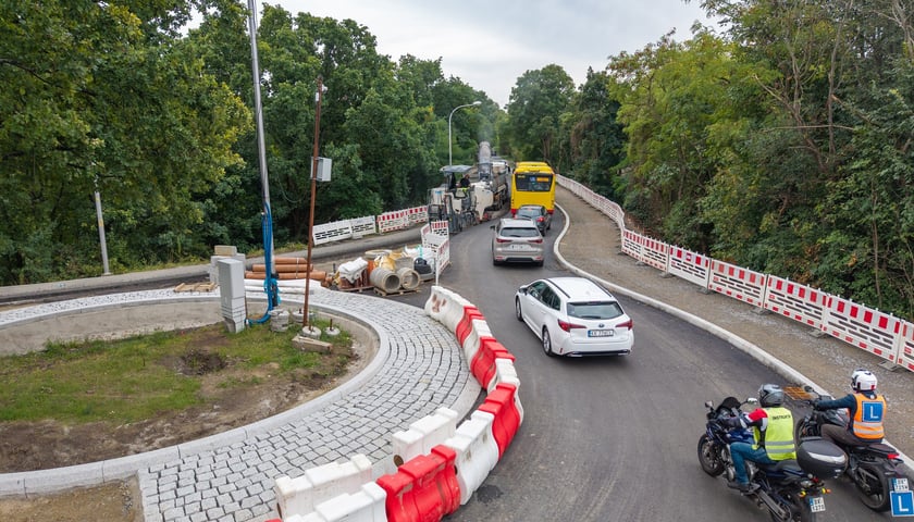 Skrzyżowanie ulic Karwińskiej, Gazowej i Mościckiego coraz wyraźniej przybiera formę ronda