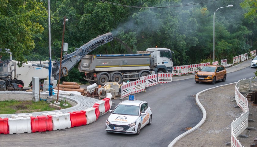 Skrzyżowanie ulic Karwińskiej, Gazowej i Mościckiego coraz wyraźniej przybiera formę ronda