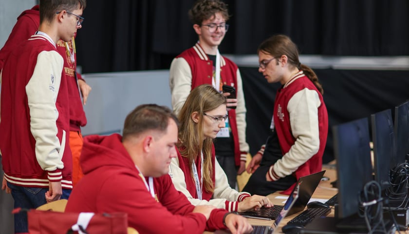 Uczestnicy CyberTron Academy 2026 na Kampusie Politechniki Wrocławskiej