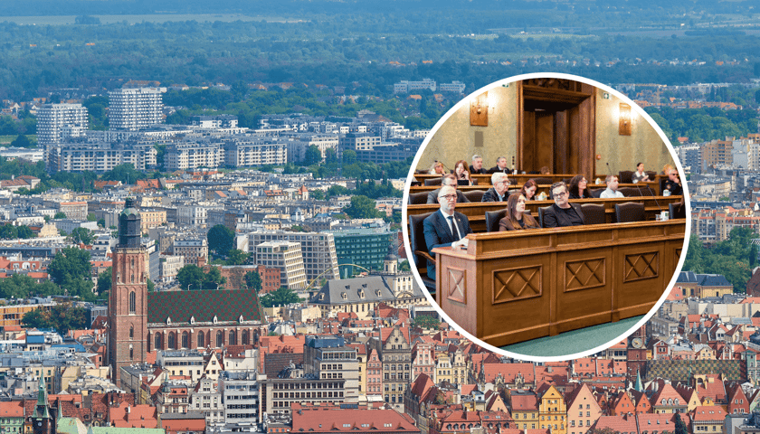 Panorama Wrocławia, radni na sali sesyjnej podczas posiedzenia Rady Miejskiej Wrocławia