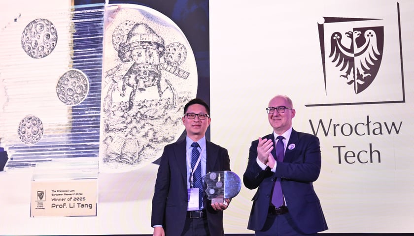 Wręczenie nagrody w 2025 r. Na zdjęciu (od lewej) laureat prof. Li Tang i Rektor PWr prof. dr hab. Arkadiusz Wójs