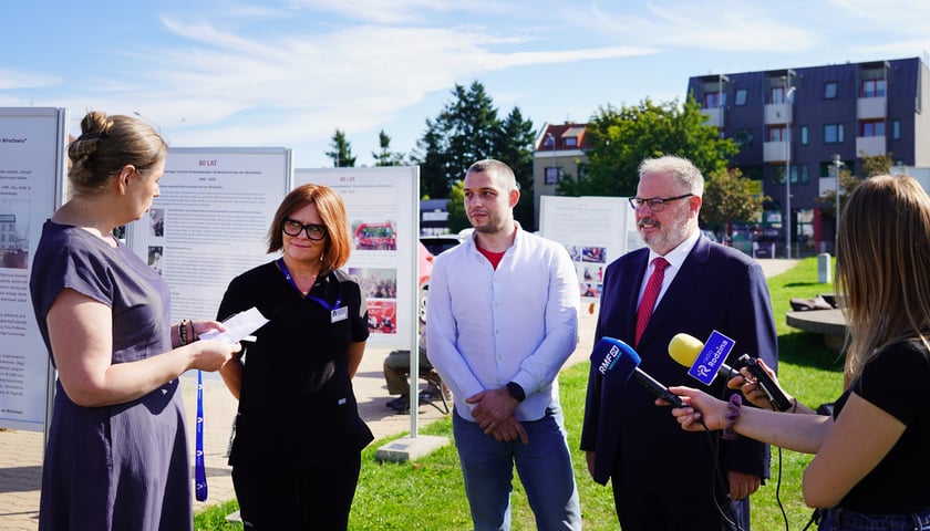 (Od lewej) dr Jadwiga Witek, Magdalena Pawlak-Mulawa, honorowy krwiodawca Piotr Rudnicki i dyrektor RCKiK Jacek Blicharski