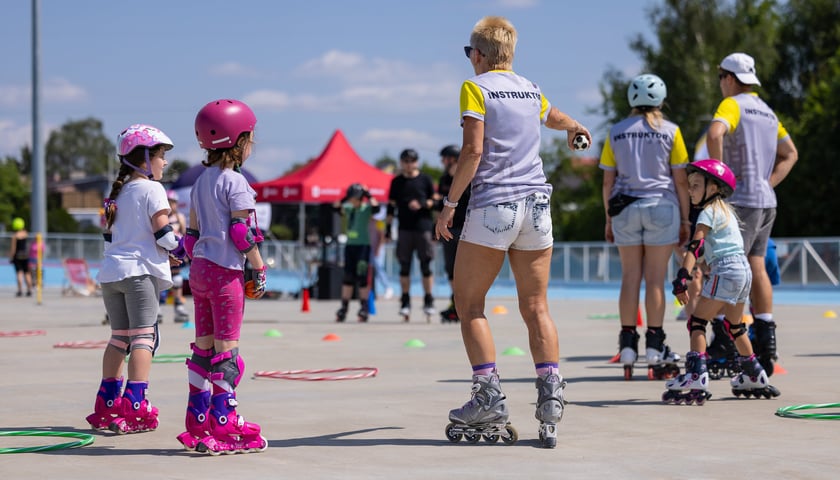 Instruktorka i grupa uczestniczek SPARTAN SKATE 