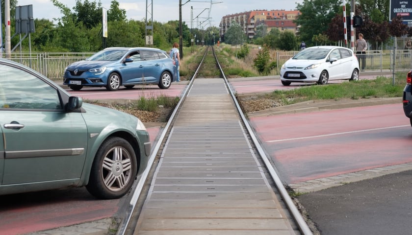 Przejazd kolejowy na ulicy Strzegomskiej w pobliżu Ronda Rotmistrza Pileckiego