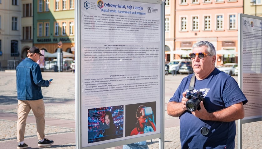Wystawa plenerowa na placu Solnym: Chemia emocji, w ramach Dolnośląskiego Festiwalu Nauki.
