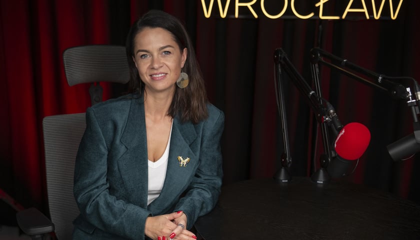 Kobieta siedząca w fotelu w studiu - Magdalena Wdowiak-Urbańczyk, dyrektor Departamentu Spraw Społecznych Urzędu Miejskiego Wrocławia w podcaście "Pytamy o Wrocław".