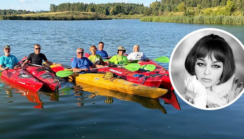 Grupowe zdjęcie członków Wrocławskiego Klubu Wodniaków „Wiadrus” w kajakach na jeziorze, z wklejonym w rogu czarno-białym, okrągłym portretem Kaliny Jędrusik – aktorki i matki chrzestnej klubu