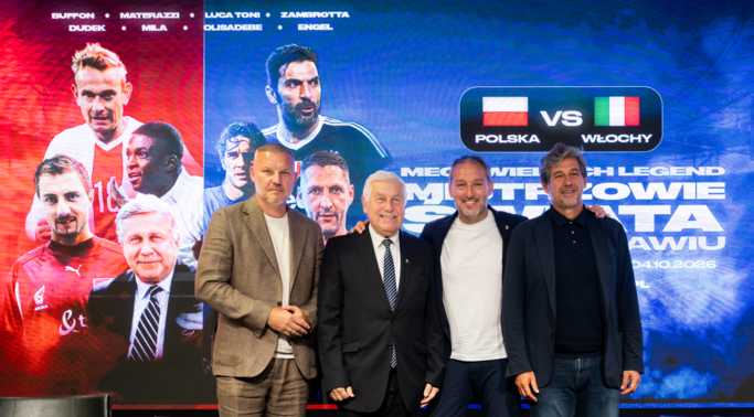 Legendy futbolu – Tomasz Kłos, Jerzy Engel, Gianluca Zambrotta i Gianluigi Buffon – pozują wspólnie na tle oficjalnej ścianki promującej Wielki Mecz Mistrzów: Polska vs Włochy