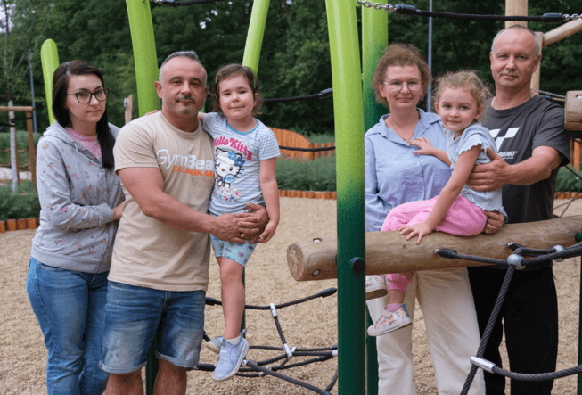 Dwie pary z córeczkami spotkane w Nadodrzańskiej Osadzie Przygody : - Zagłosujemy w WBO 2026 na jakiś równie fajny plac zabaw