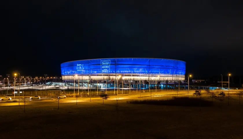 Tarczyński Arena Wrocław podświetlony na niebesko-żółto