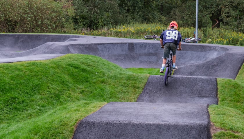 Rowerzysta na nowym torze na Leśnicy, wrzesień 2026