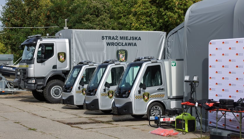 Prezentacja nowych pojazdów i specjalistycznego sprzętu Straży Miejskiej Wrocławia. Na zdjęciu meleksy i samochody strażników miejskich