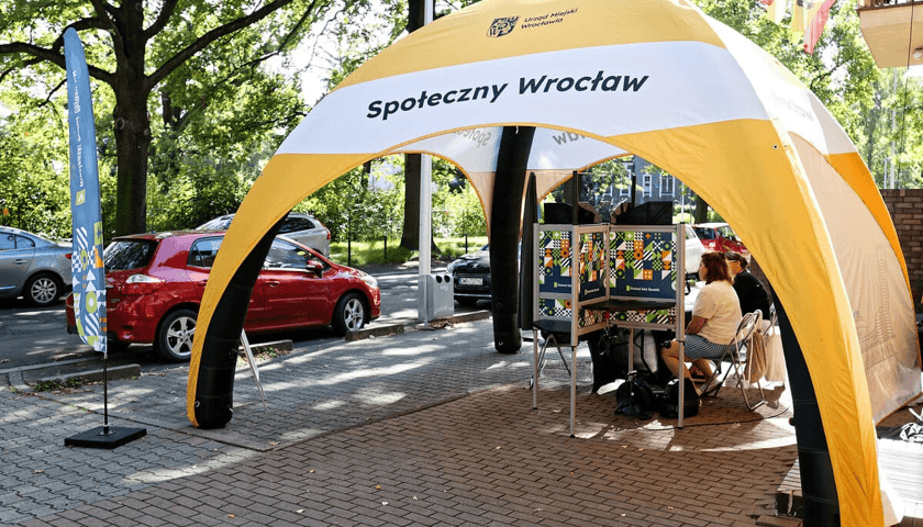 Mobilny punkt umożliwiający potwierdzenie tożsamości i zagłosowanie w WBO 2026. W piątek 18 września punkt zlokalizowany był na Zaciszu, obok siedziby CAL Zacisze i Rady Osiedla Zacisze-Zalesie-Szczytniki.
