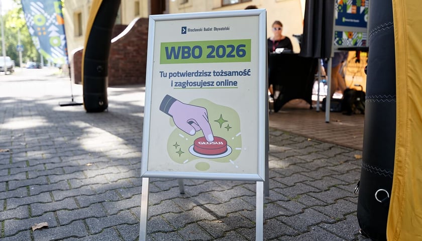 <p>Mobilny punkt umożliwiający potwierdzenie tożsamości i zagłosowanie w WBO 2026. W piątek 18 września punkt zlokalizowany był na Zaciszu, obok siedziby CAL Zacisze i Rady Osiedla Zacisze-Zalesie-Szczytniki.</p>