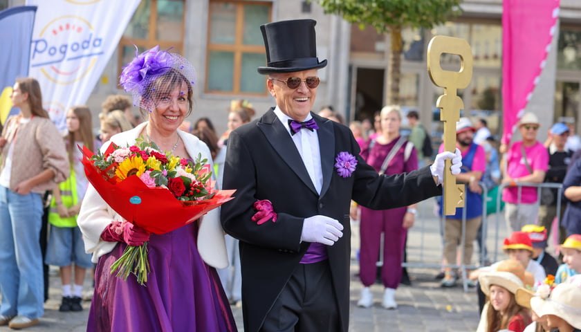 Marsz Kapeluszy - Dni Seniora 2026 we Wrocławiu. Na zdjęciu Senioralna Para Królewska z symbolicznym kluczem do bram Wrocławia