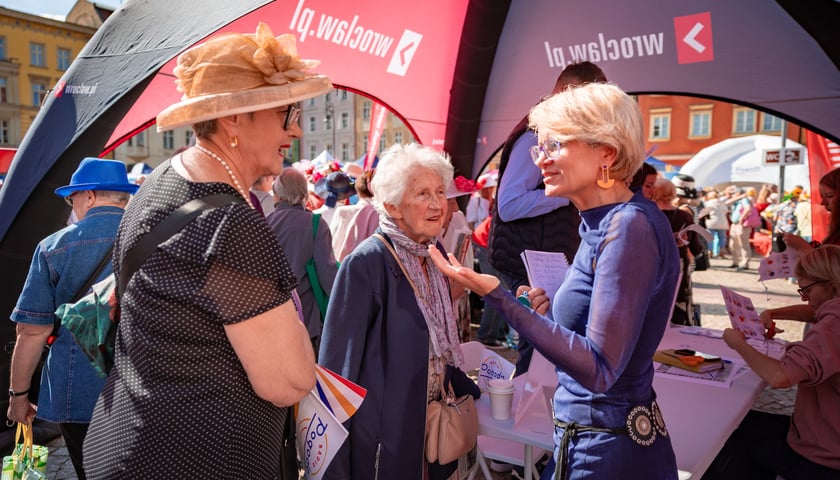 <p>Od lewej pani Maria i pani Stanisława. Z prawej autorka tekstu. Wrocławskie Dni Seniora 2026 na Placu Solnym</p>