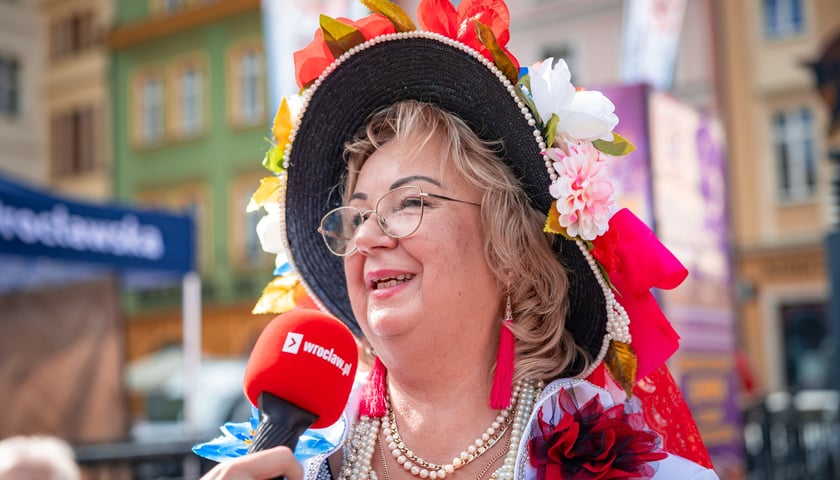 Uczestniczka Wrocławskich Dni Seniora w pięknym kapeluszu przed mikrofonem portalu Wroclaw.pl