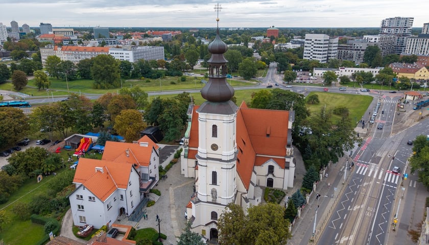 <p>Kości&oacute;ł św. Maurycego z lotu ptaka</p>