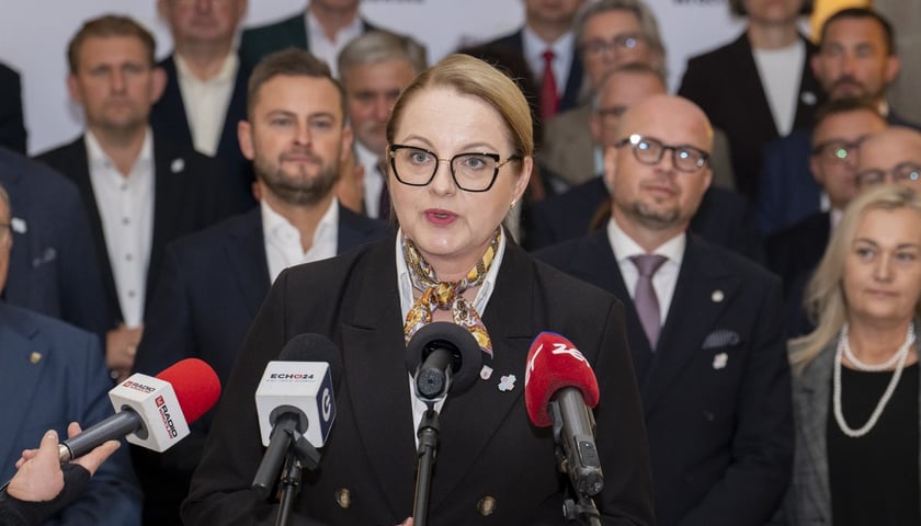 Samorządowcy z aglomeracji wrocławskiej podczas spotkania w sprawie ustawy o powołaniu Metropolii Wrocławskiej
