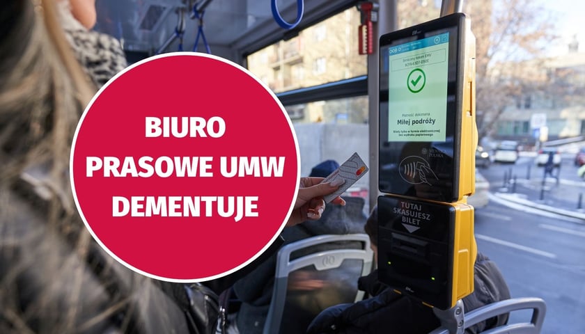 zdjęcie ilustracyjne: napis "Biuro Prasowe UMW dementuje", w tle kobieta kupująca bilet w kasowniku