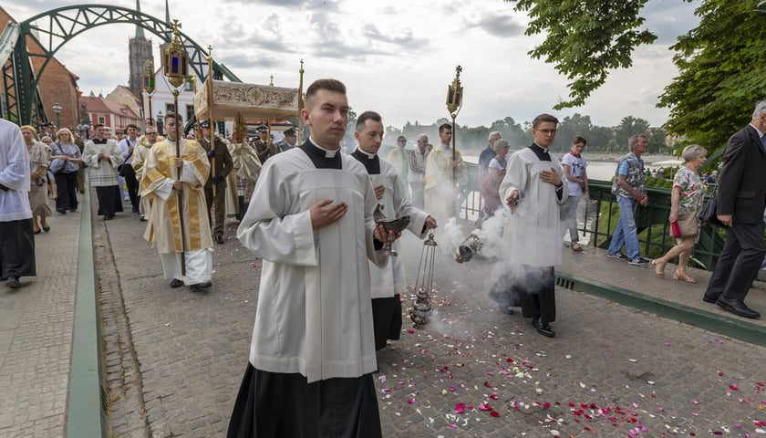 Procesja Bożego Ciała we Wrocławiu. Na zdjęciu widać m.in. młodych księży