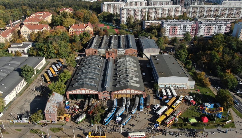 Hale dawnej zajezdni tramwajowej przy ul. Legnickiej podczas Dnia Otwartego Zajezdni Popowice - widok z drona, zdjęcie archiwalne.