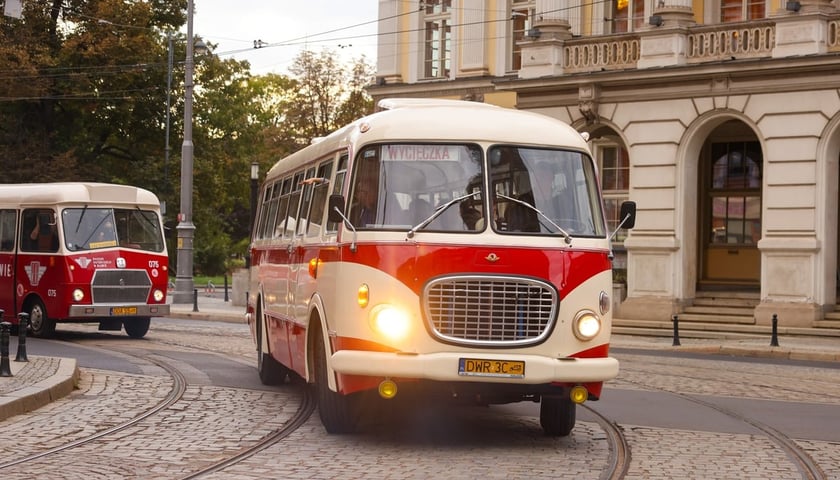 Parada zabytkowych autobus&oacute;w i tramwaj&oacute;w na zakończenie Dnia Otwartego Zajezdni Popowice. Zdjęcie archiwalne z 2025 roku.&nbsp;