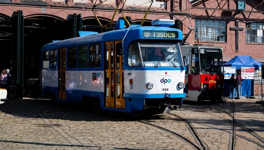 <p>Dzień Otwarty Zajezdni Popowice w 2025 roku, zabytkowy tramwaj Tatra przed halą dawnej zajezdni.</p>