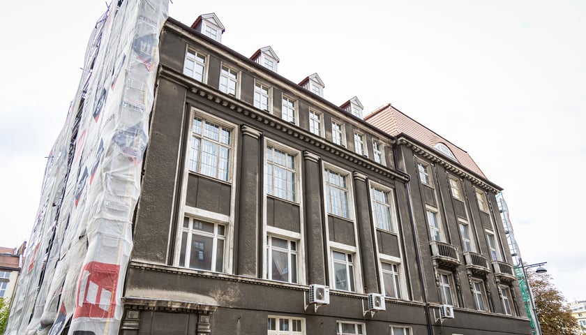 Gmach przy Placu Muzealnym 16 częściowo zasłonięty rusztowaniami z płachtami, wrzesień 2026