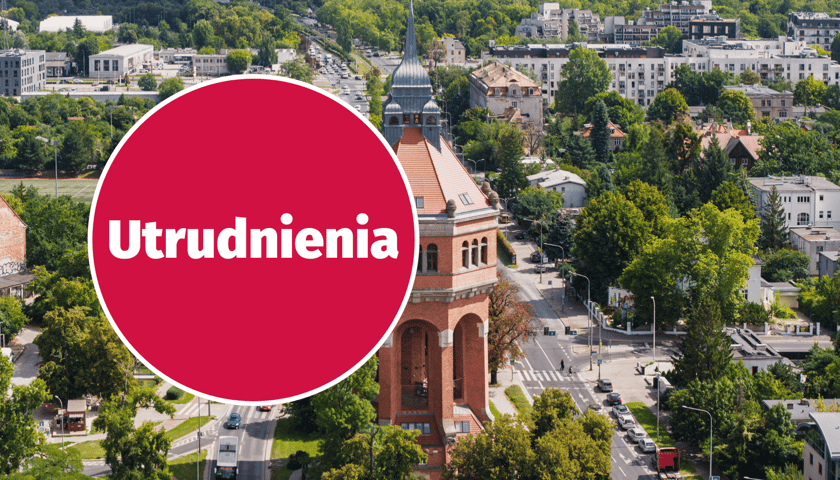 Fot. w tle: Al. Wiśniowa z widokiem na wieżę ciśnień, ujęcie z drona. Zdjęcie ilustracyjne. W kółku: napis "utrudnienia" na czerwonym tle.