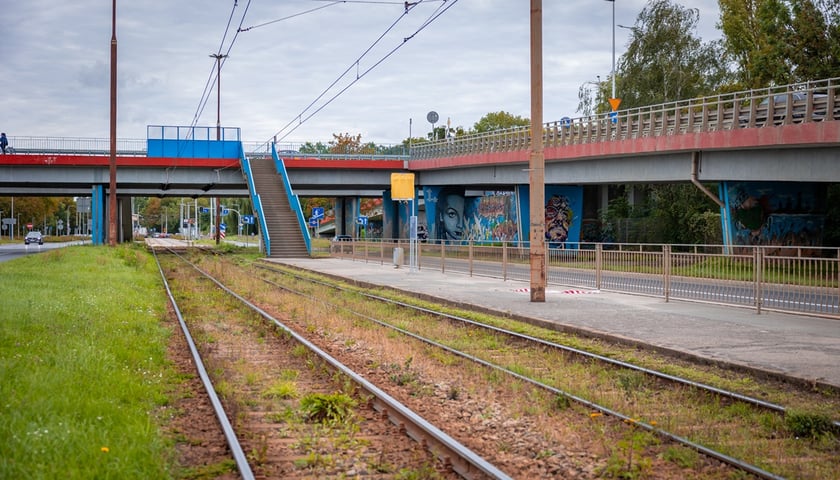 Zdjęcie nieczynnego teraz przystanku na ul. Krakowskiej